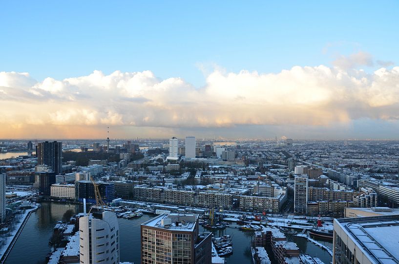 Rotterdam onder een zacht blauwe hemel met sneeuw en zon by Marcel van Duinen