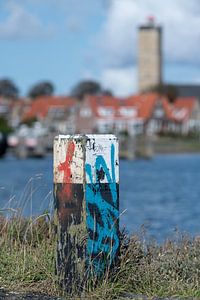 Bunter Holzpoller auf der Mole des Hafens von Terschelling.