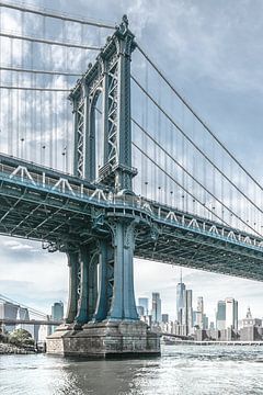Skyline NewYork met Manhattan Bridge van Caroline Drijber