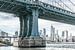 Skyline NewYork met Manhattan Bridge van Caroline Drijber