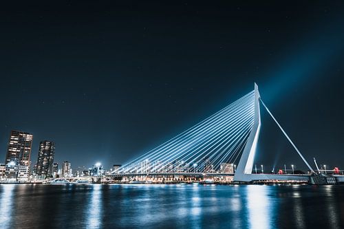 Blauwe Erasmusbrug in de nacht, rotterdam