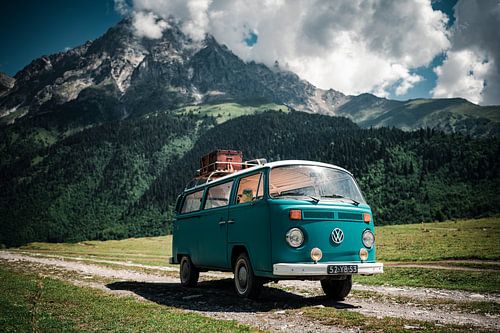 Hippie van in de Caucasus bergen.
