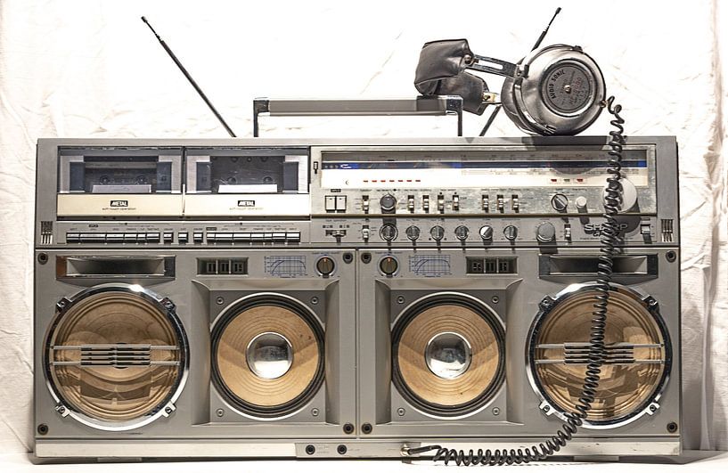 Vieux ghetto blaster et écouteurs par Arjan Schalken