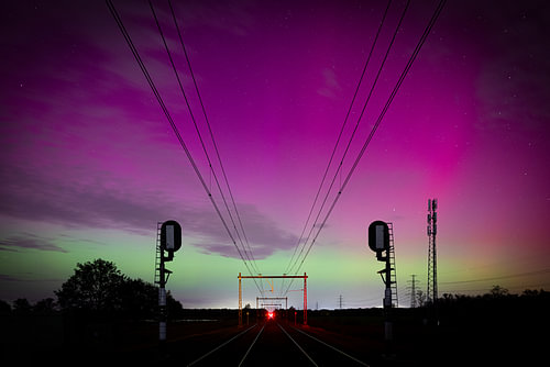 Noorderlicht boven het spoor bij Hoogeveen