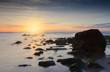 zonsondergang achter een golfbreker in de Noordzee