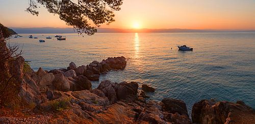 Zonsondergang aan de rotskust van Moscenicka Draga, Kroatië