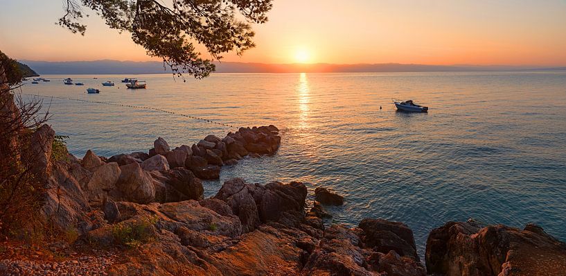 Zonsondergang aan de rotskust van Moscenicka Draga, Kroatië van SusaZoom