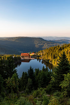 Mummelsee mit dem Berghotel im Sommer - Schwarzwald
