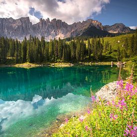 Karersee, een Betoverende Blik op Lago di Carezza in de Dolomieten van Antwan Janssen