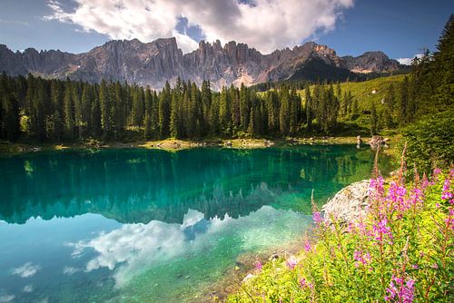 Karersee, een Betoverende Blik op Lago di Carezza in de Dolomieten