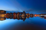 Het blauwe uur in Reitdiep Haven - Groningen, NL van Niels Heinis thumbnail