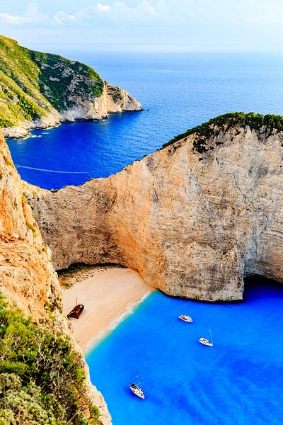 Scheepswrak op Zakynthos (Griekenland) by Matthijs de Rooij