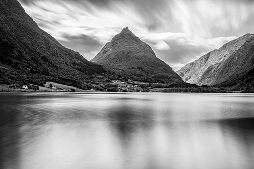 Een zwart-wit landschap uit Noorwegen van Jim De Sitter