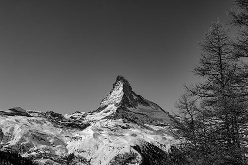 De Matterhorn op een heldere winterdag vlakbij Zermatt, in Wallis, Zwitserland