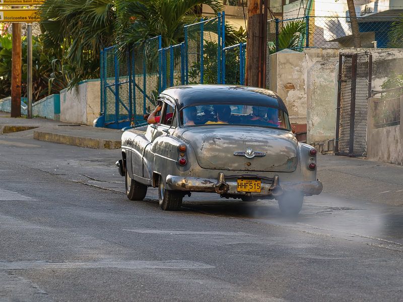 Ein klassischer Buick, der durch die Straßen von Kuba fährt von Luc V. de Zeeuw