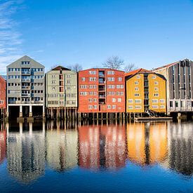 Maisons colorées au bord de la rivière Nidelva à Trondheim sur Patrick van Emst