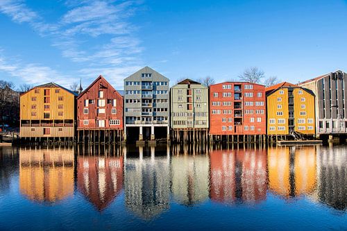 Gekleurde huizen aan  rivier Nidelva in Trondheim
