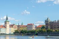 Bunte Gebäude Prag vom Wasser