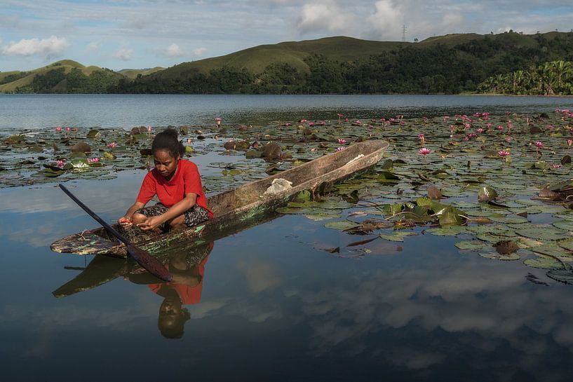 Ein Mädchen angelt am Sentani-See von Anges van der Logt