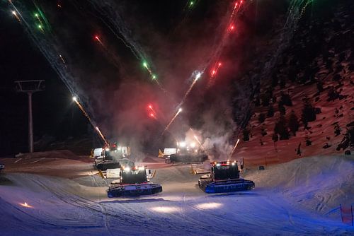 Sneeuwbully met vuurwerk op de piste in oostenrijk