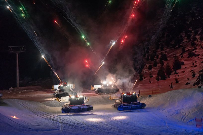 Schneebully mit Feuerwerk auf den Pisten in Österreich von Erik van 't Hof