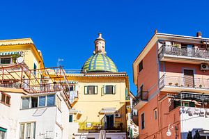 Dom San Giovanni Battista und Häuser in der Stadt Vietri sul Ma