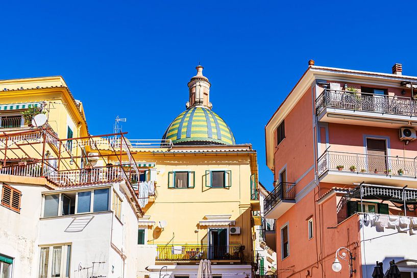 Dom San Giovanni Battista und Häuser in der Stadt Vietri sul Ma von Rico Ködder