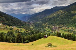 Zwitserse Alpen in de zomer met wolken von Dennis van de Water