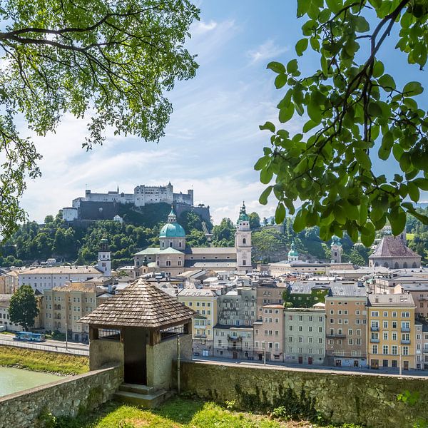 SALZBURG Gezicht op de oude stad met stadsmuur van Melanie Viola