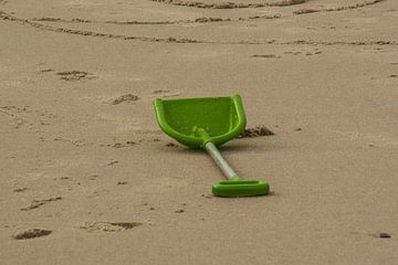 Shovel op het strand van Norbert Sülzner