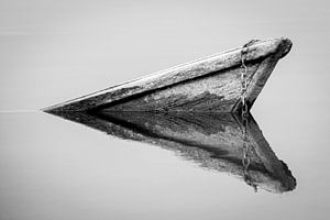 Schwarz-Weiß-Reflexion eines alten gesunkenen Bootes