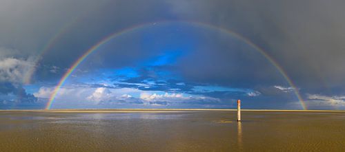 Regenboog op het strand van Texel in de Waddenzee