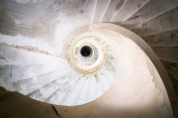 Verlassene Treppe im Zerfall. von Roman Robroek – Fotos verlassener Gebäude