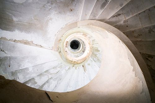Escalier abandonné en décomposition.