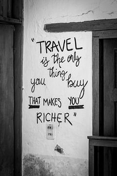 Tekst quote - Travel is the only thing you buy, that makes you richer van Casper Poot