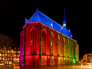 Spektrum des Lichts: Die von Regenbogenfarben erhellte historische Kapelle in Nimwegen