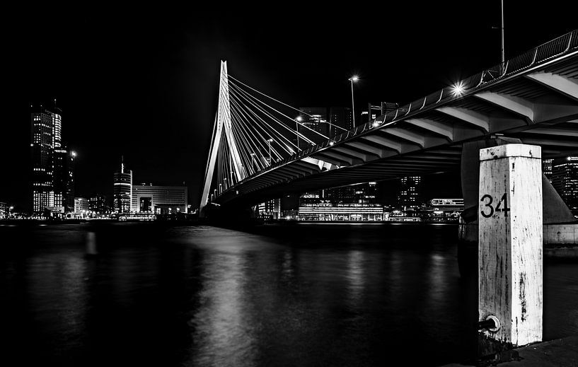 Nacht foto van de Erasmusbrug in Rotterdam, in zwart wit (HDR) par Atelier van Saskia