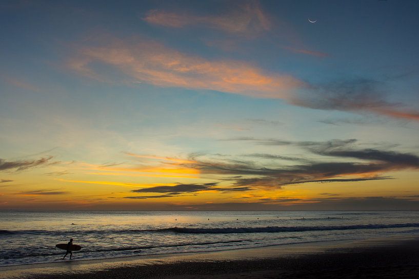 Surfen na zonsondergang, Costa Rica van Nick Hartemink