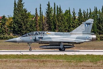 Griekse Mirage 2000 vertrekt voor oefenmissie. van Jaap van den Berg