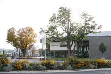 Stadthalle von Bad Neustadt mit Beeten im Herbst