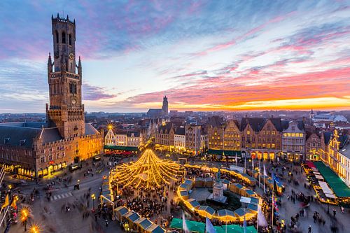 Markt in Brügge, Belgien, während der Weihnachtszeit