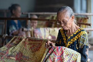 Eine ältere Frau macht Batik in Lasem