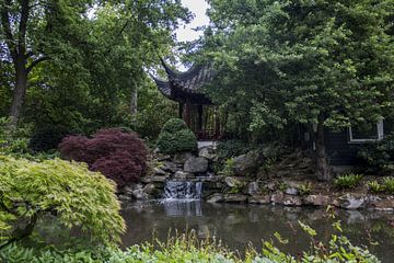 Japanse tuin inclusief waterval en een typisch gebouw van Angelo de Bruin