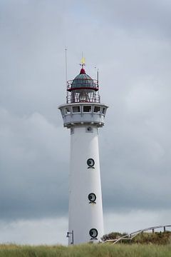 Leuchtturm von Egmond an einem Sommernachmittag III von Jurjen Jan Snikkenburg