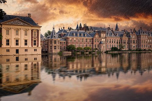 dreigende wolkenlucht achter het Mauritshuis en de regeringsgebouwen aan de Hofvijver in Den Haag