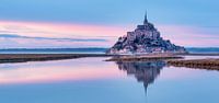 De Mont Saint-Michel, in Frankrijk, bij ochtendlicht. van Erik Wardekker thumbnail