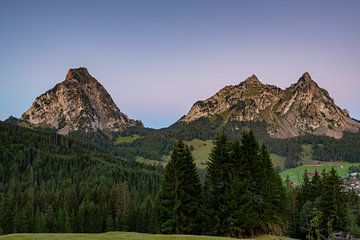 Le grand et le petit mythe en Suisse centrale au lever du soleil sur Martin Steiner