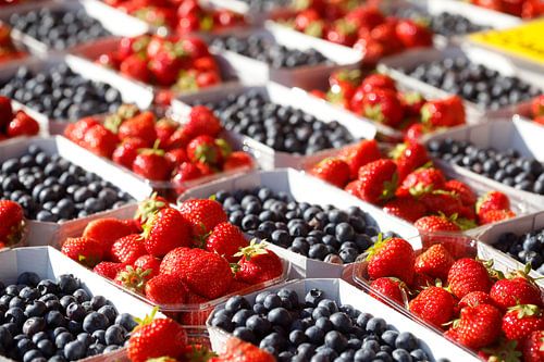 Frische Erdbeeren und Heidelbeeren in Schalen