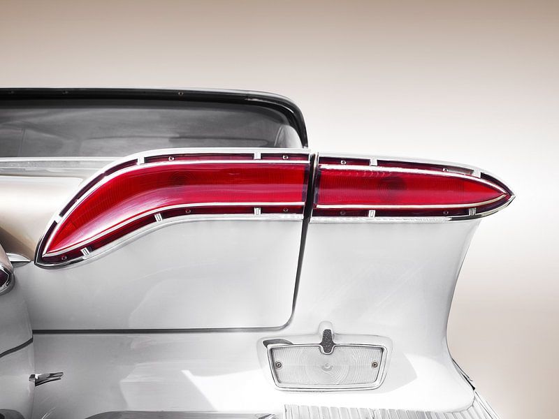 US Amerikanischer Oldtimer 1958 Rücklicht abstrakt von Beate Gube