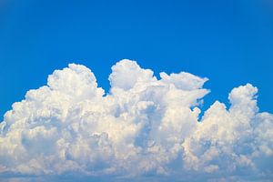 Kumuluswolken, die sich zu einem Sommergewitter aufbauen